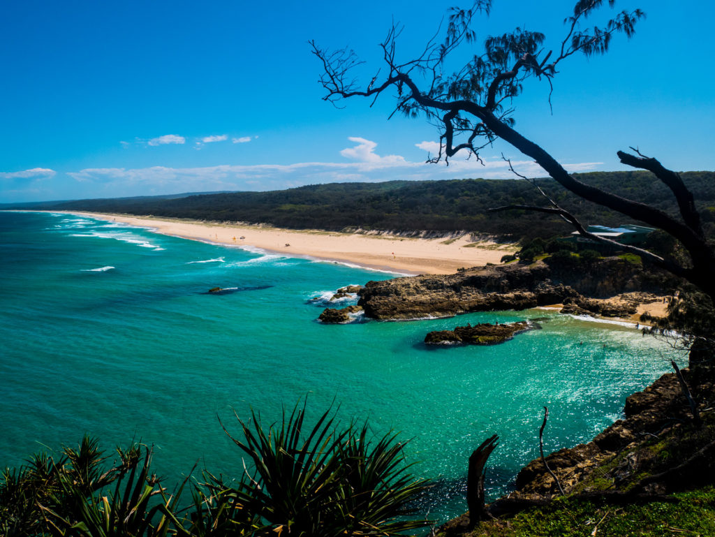 Blaues Wasser auf Straddie, ein Must-See auf deinem Roadtrip entlang der Ostküste!