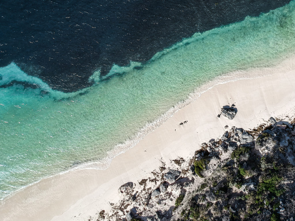 Drohnenaufnahme von einem Strand auf Rottnest Island