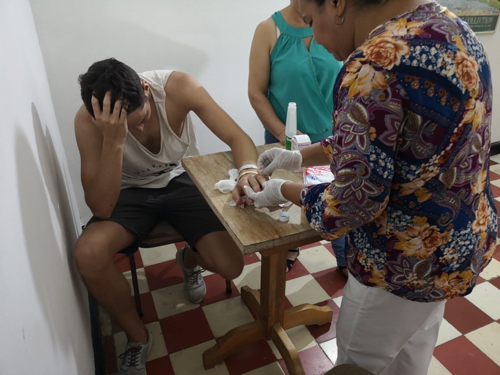 Tobi wird von einer Krankenschwester versorgt