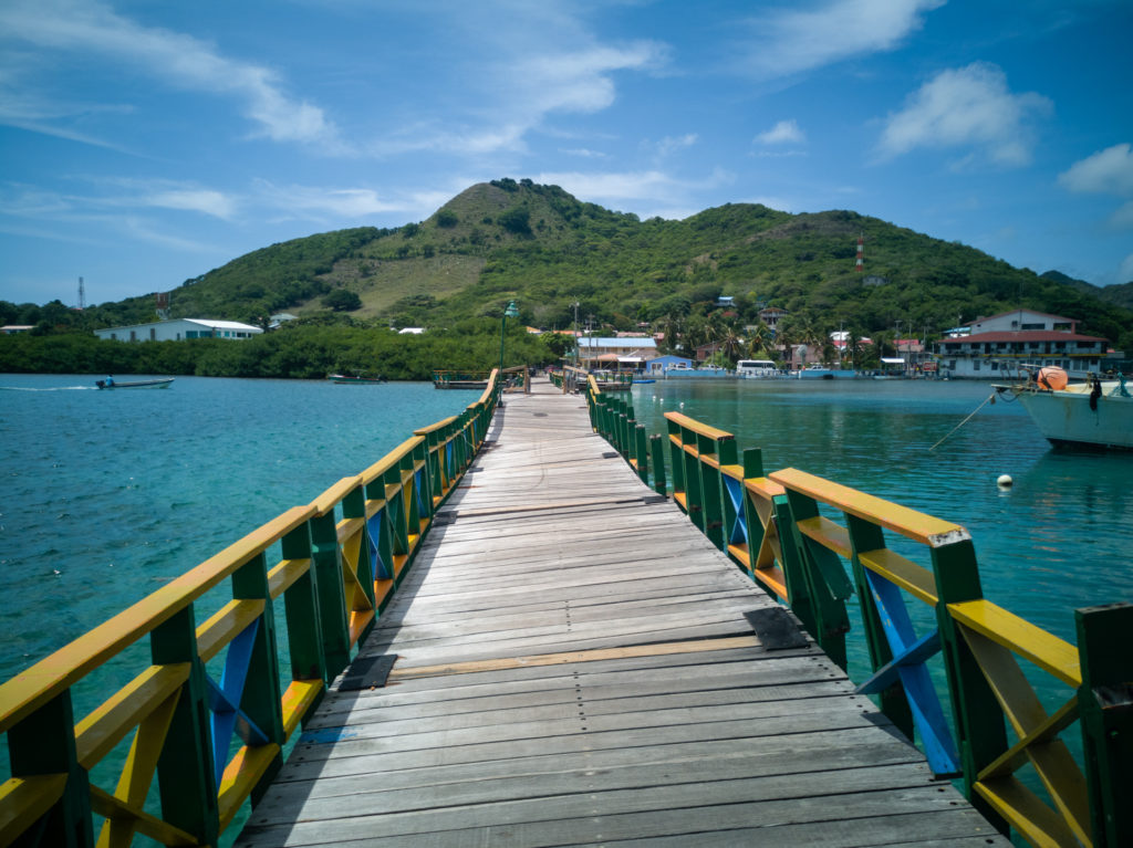 Der Steg von Providencia auf die kleine Insel Santa Catalina