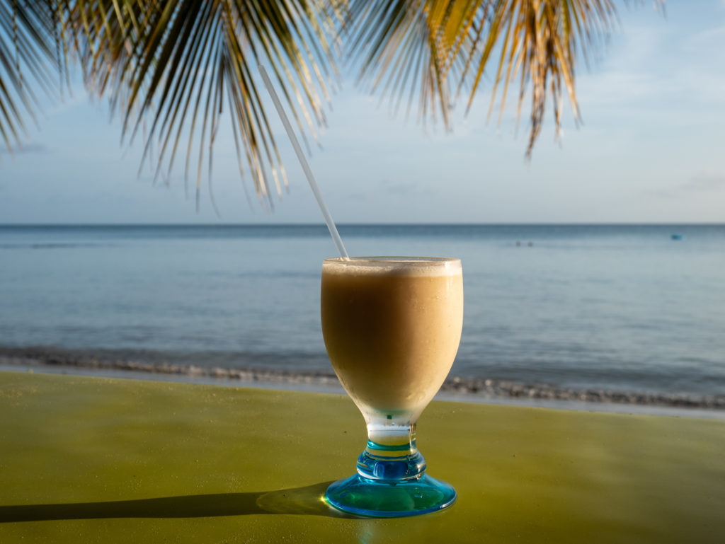 Coktail am Strand von Providencia