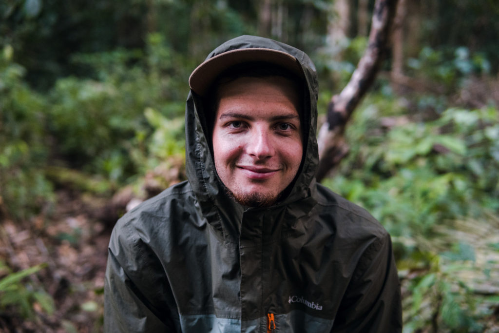 Tobi im Dschungel des Amazonas vor der Dämmerung