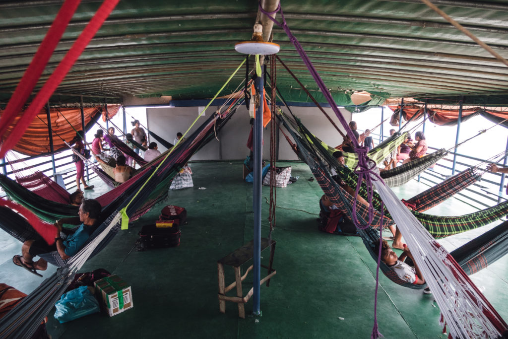 viele Hängematten auf dem Frachtschiff auf dem Amazonas