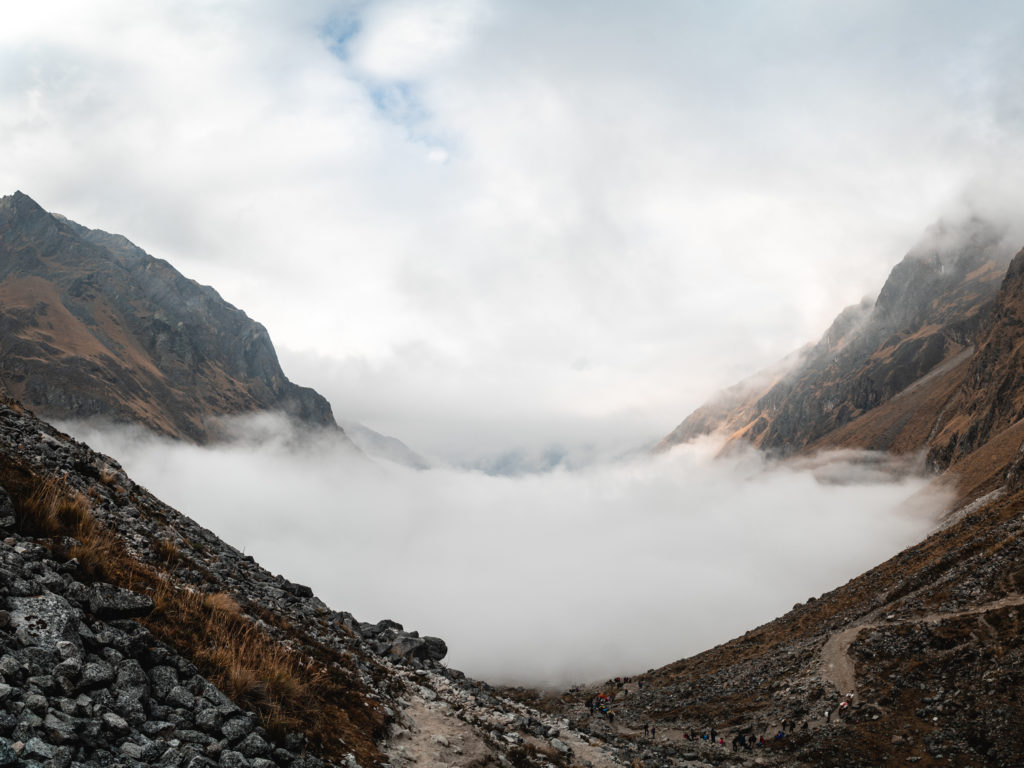 Hoeher als die Wolken auf dem Salkantay Trek