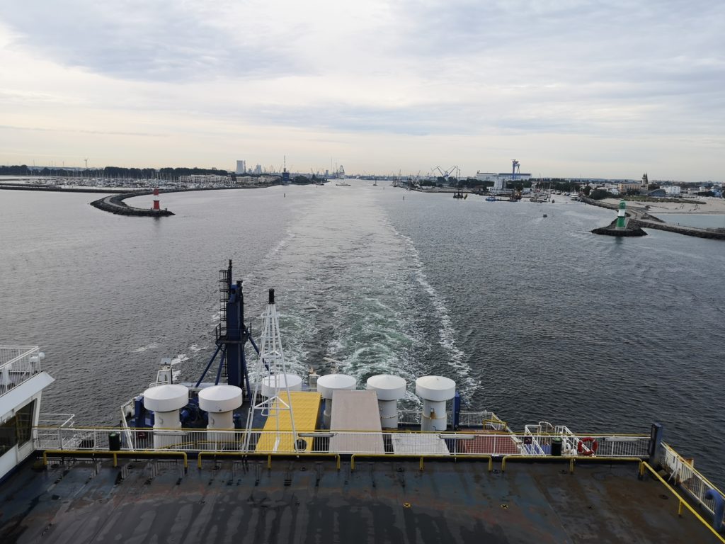 Faehre nach Schweden Ein Foto von der Ausfahrt aus dem Rostocker Hafen. Rechts sieht man den Strand Warnemünde.