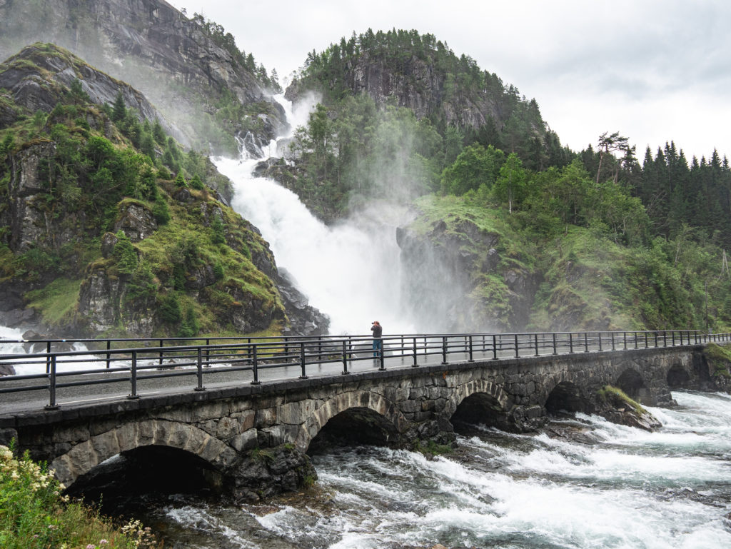 Wasserfälle direkt an der Straße Norwegen hat unendlich viele Wasserfälle. Das Bild zeigt einen davon, der direkt am Straßenrand lag.