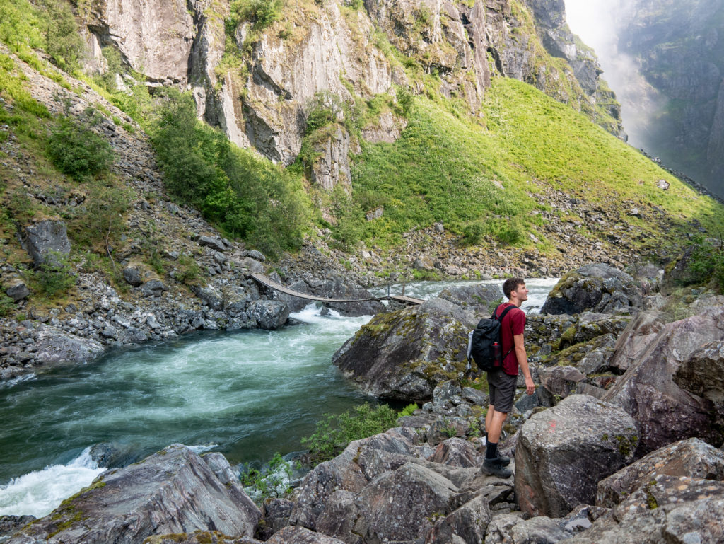 Voringsvossen Haengebrücke Der Fluss mit Hängebrücke am Voringsvossen Wasserfall