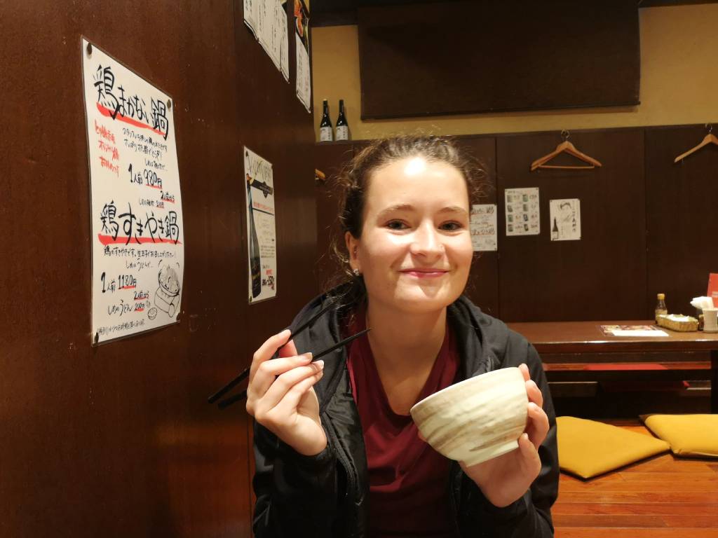 Jess im Restaurant in Tokio Glückliches Gesicht: Endlich mal kein Ei auf dem Essen.
