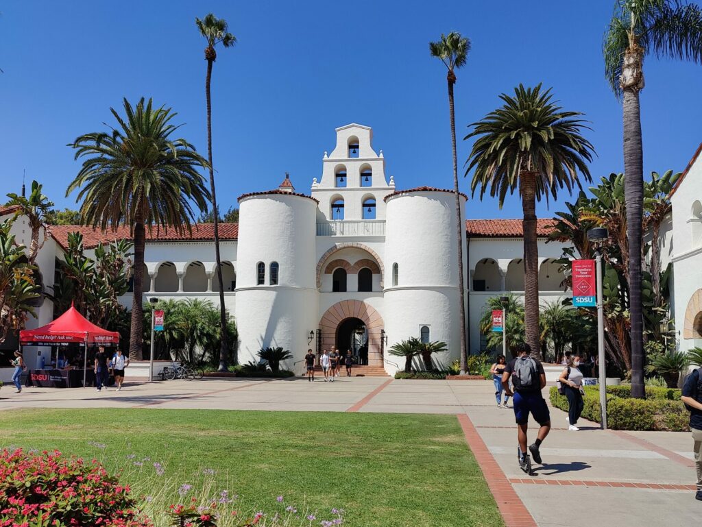 Einen Blick auf den Tower hat man bei einem Auslandssemester an der San Diego State University jeden Tag