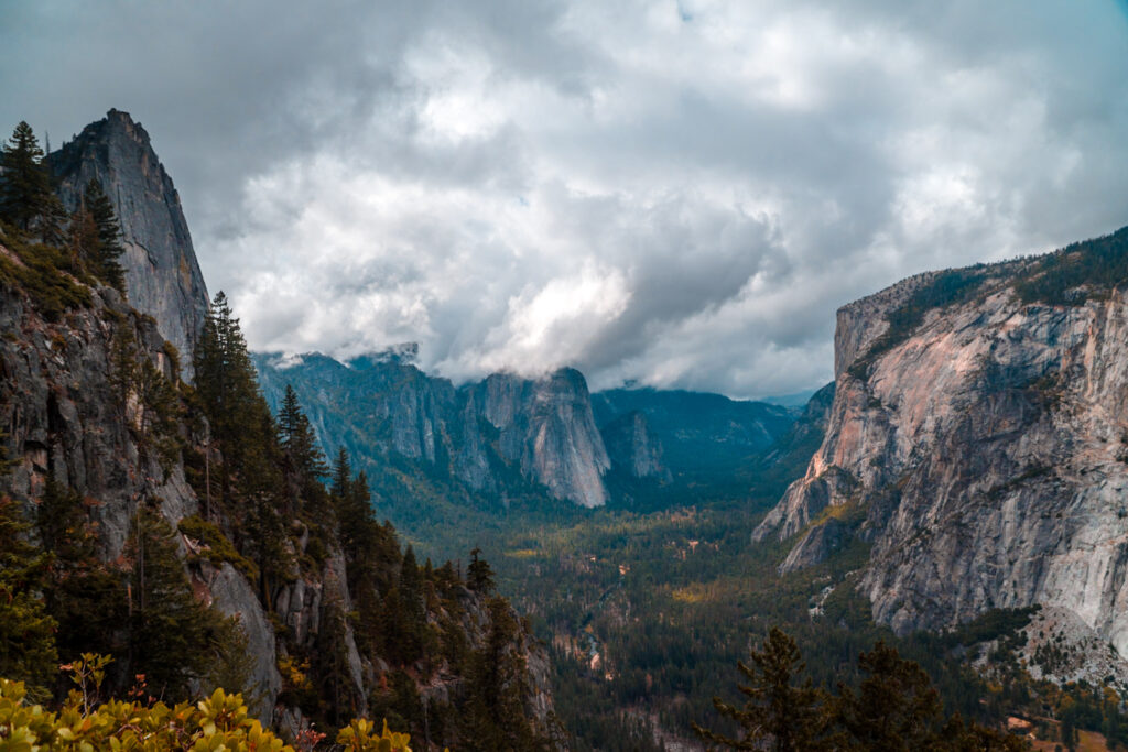 Aussichtspunkt auf dem Weg zum Glacier Point im Yosemite Nationalpark