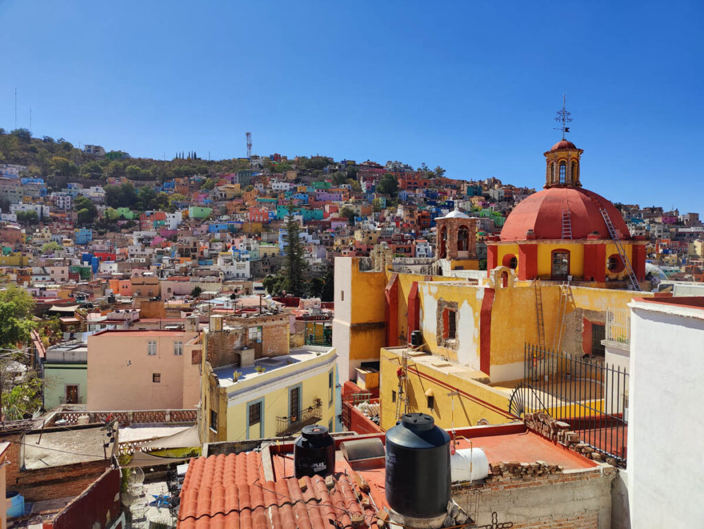 Blick von der Dachterasse auf Guanajuato, eine der schönsten Orte in Mexiko