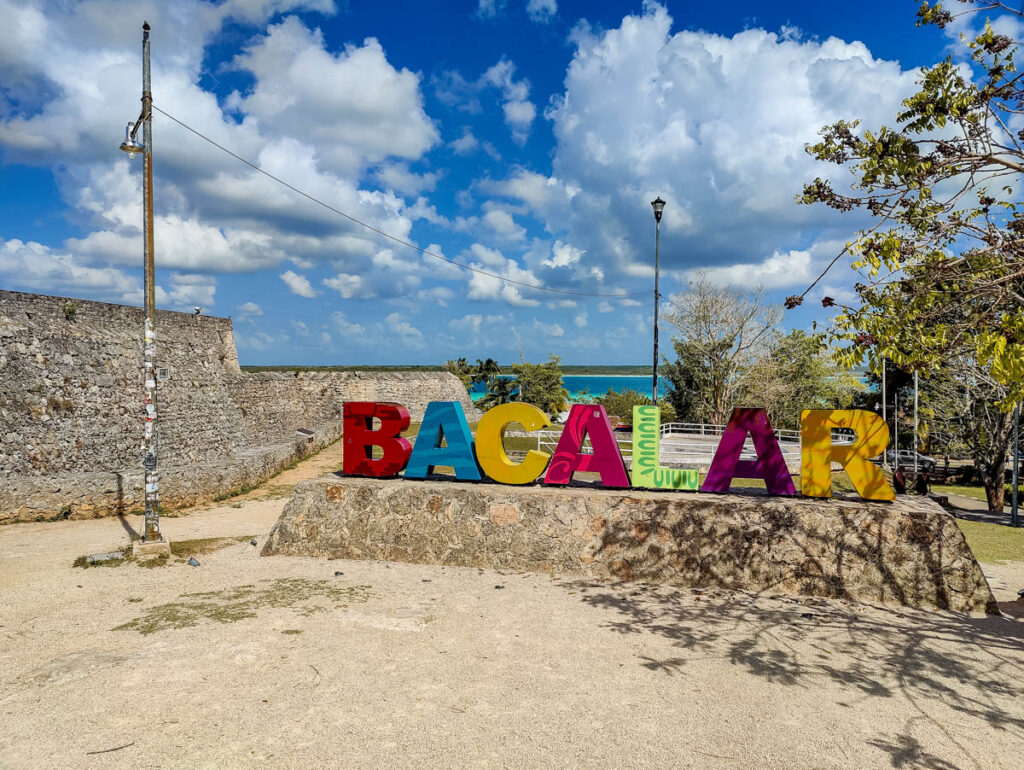 Bunt bemaltes Schild in Bacalar