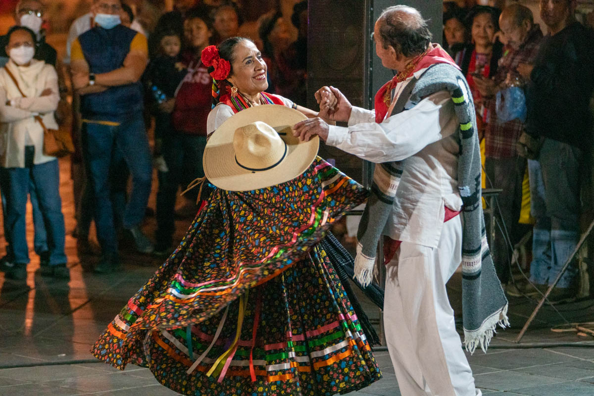 Menschen tanzen und singen auf den Straßen von Oaxaca in Mexiko