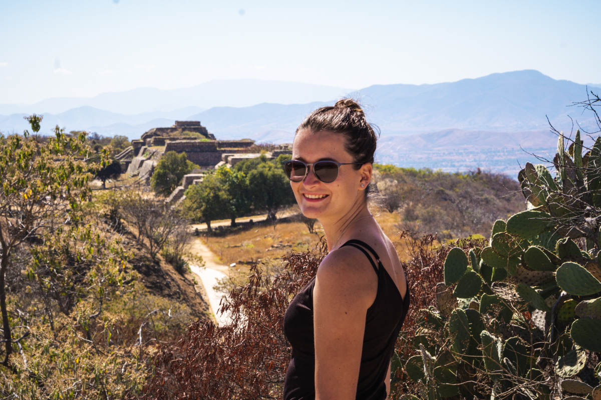 Jess mit Blick auf die Ausgrabungsstätte Monte Albán