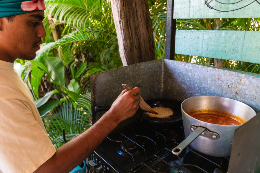 Wir kochten bei Raiz Cocina eine Sopa Azteca zur Vorspeise.