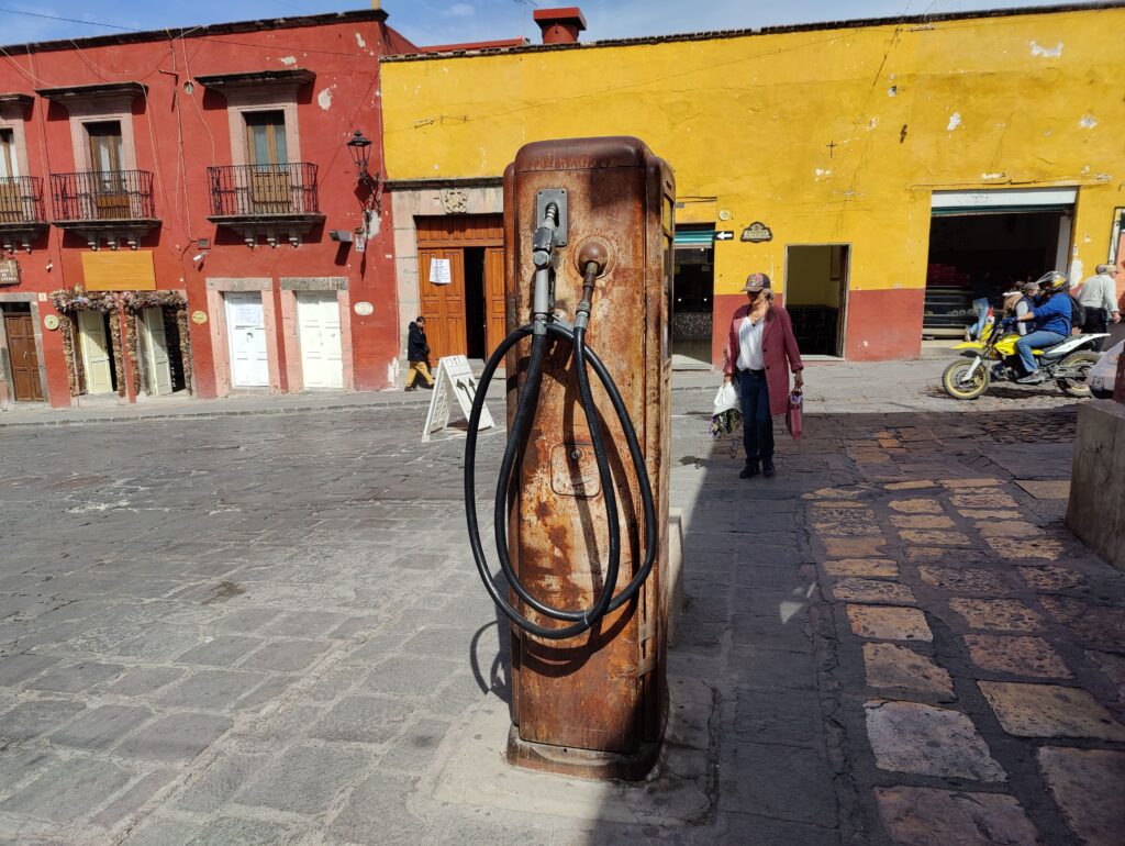 Eine alte Tankstelle in der Altstadt von San Miguel de Allende