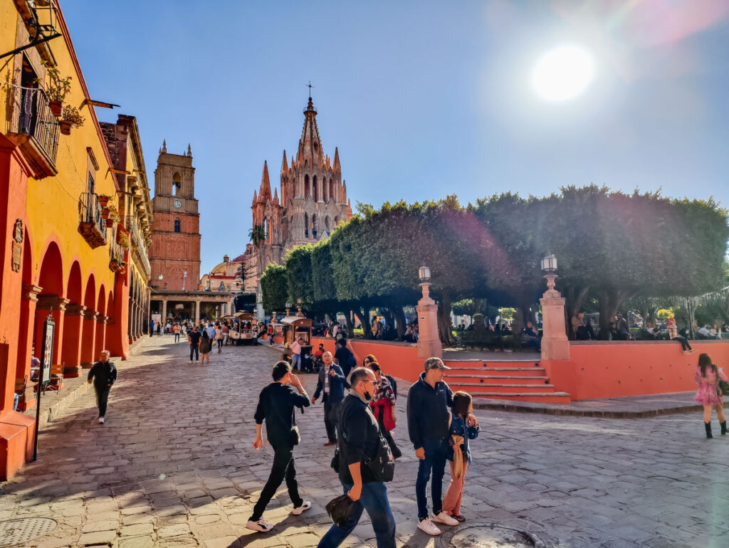 Auf dem Plaza Principal mit Blick auf die Parroquia de San Miguel Arcángel