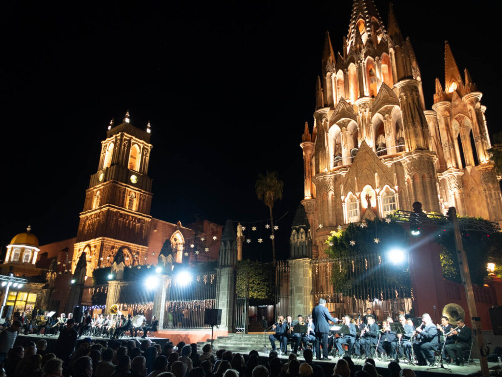 Feier zum Geburtstag von General Ignacio Allende y Unzaga vor der Kathedrale