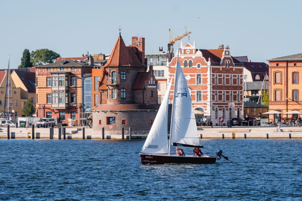 Das Lotsenhaus in Stralsund mit einem Segelboot