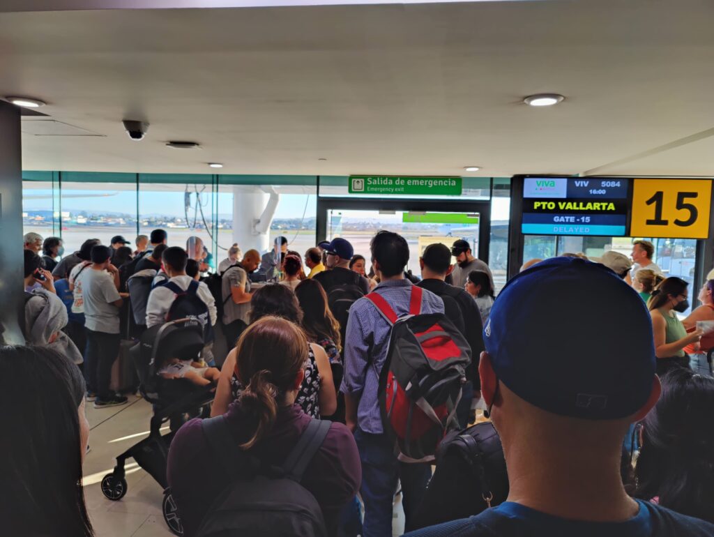 Warten am Flughafen in Tijuana