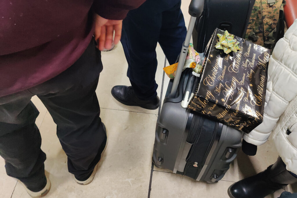 Angehörige warteten mit Geschenken am Flughafen auf ihren langersehnten Flug