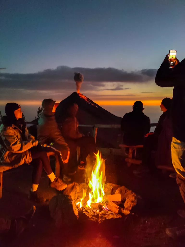 Lagerfeuer-Romantik mit Blick auf den Fuego