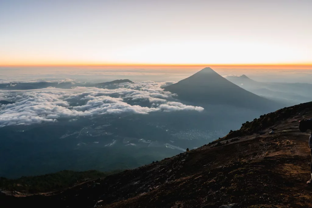 Blick vom Gipfel des Vulkan Acatenango auf Guatemala