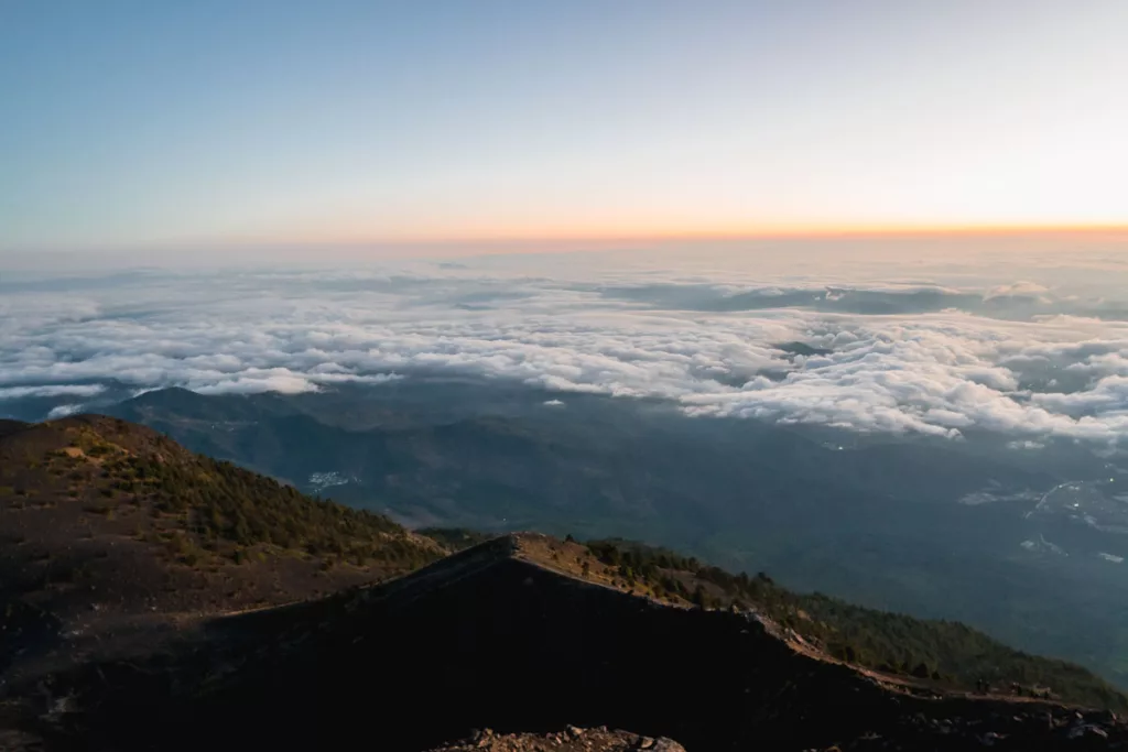 Blick vom Gipfel des Vulkan Acatenango auf den Sonnenaufgang
