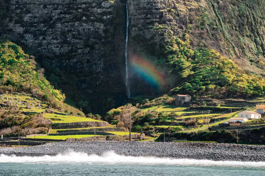 Der Cascata do Poco do Bacalhau in Faja Grande mit Regenbogen