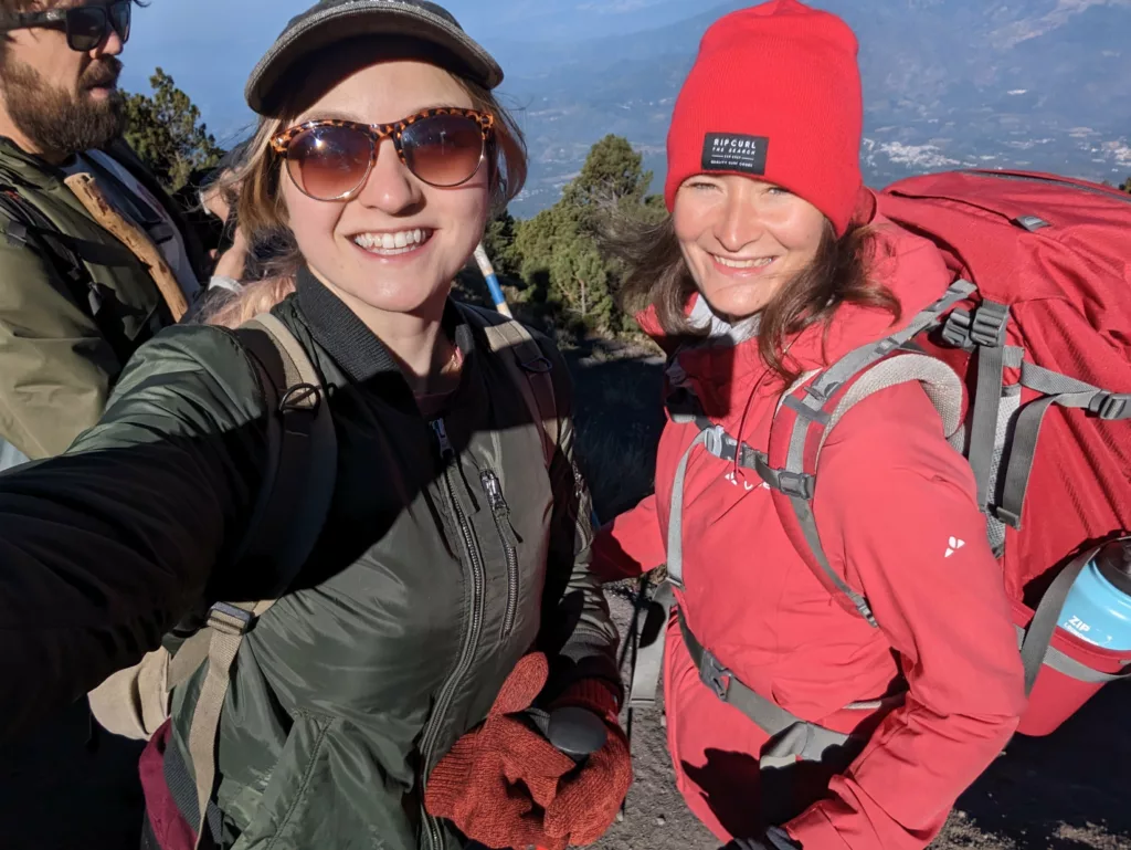 Cassidy und Jess strahlen in die Kamera