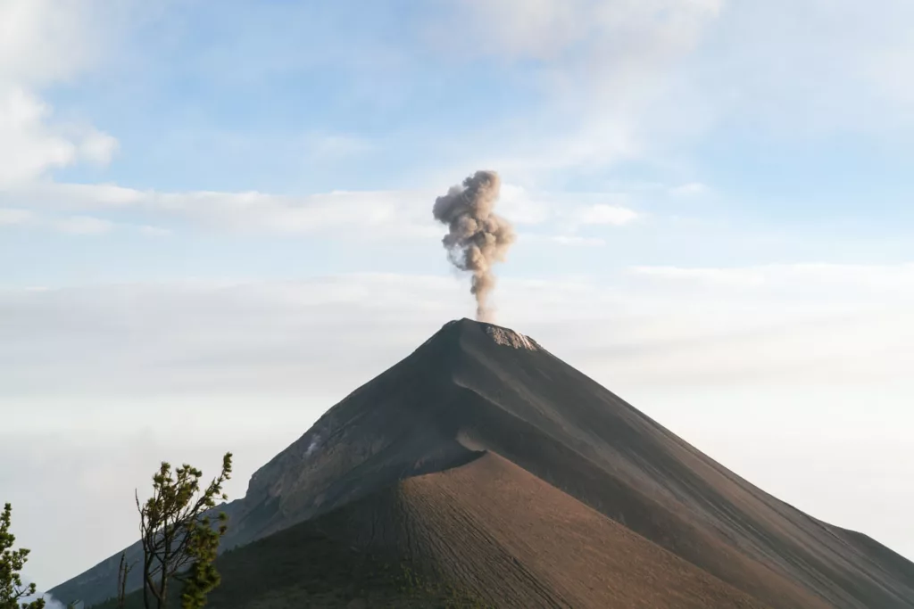Blick auf den ausbrechenden Fuego, das Highlight der Vulkanwanderung Acatenango