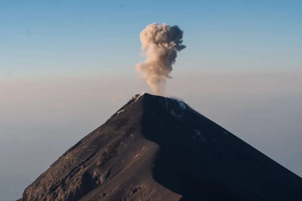 Der Vulkan Fuego aus der Ferne. Man erkennt eine Rauchwolke, aber keine Lava