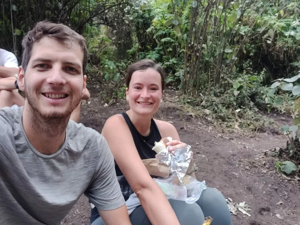 Mittagspause auf der Wanderung. Jess und Tobi mit einem Burrito.