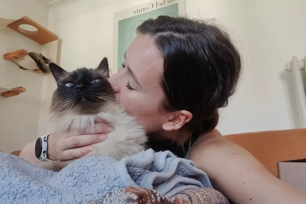 Jess mit Siam-Kater Milo beim Housesitting in der Nähe von Zürich