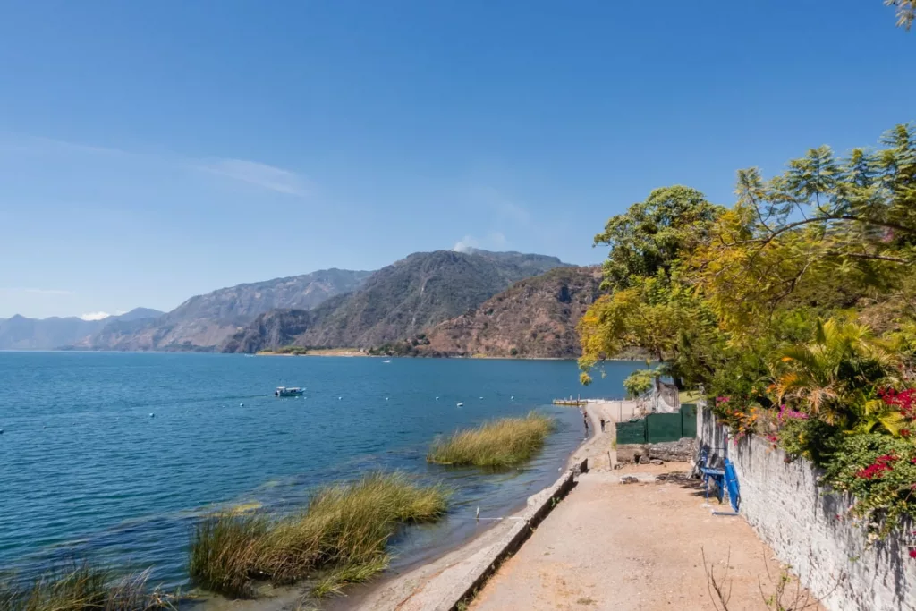 Blick von San Marcos auf die Berge am Lago de Atitlán