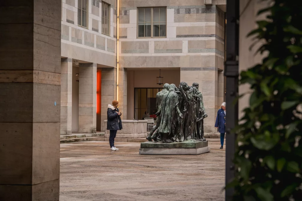 Der Eingang des Kunstmuseum in Basel. Unter der Woche ist der Eintritt abends kostenlos.