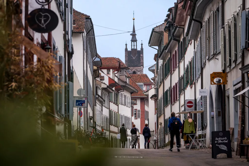 Ein Blick in die Gasse des Spalenbergs in Basel