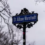 Das Schild der St. Alban Vorstadt Basel