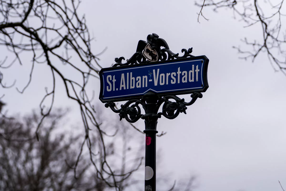 Das Schild der St. Alban Vorstadt Basel