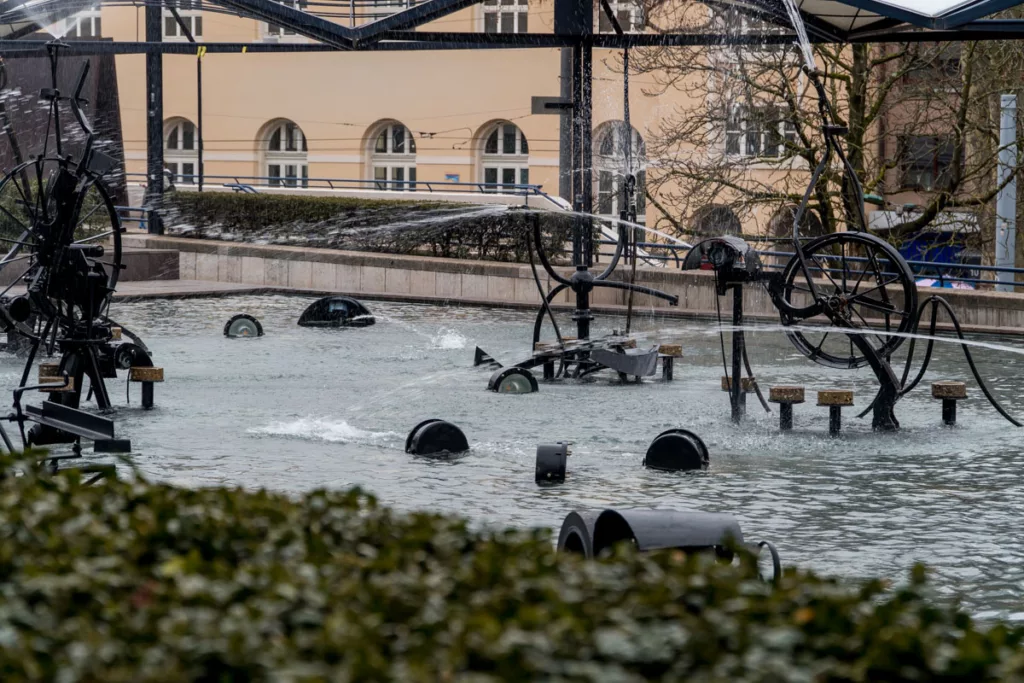Der Tinguely Brunnen ist eine der bekanntesten kostenlosen Sehenswürdigkeiten in Basel