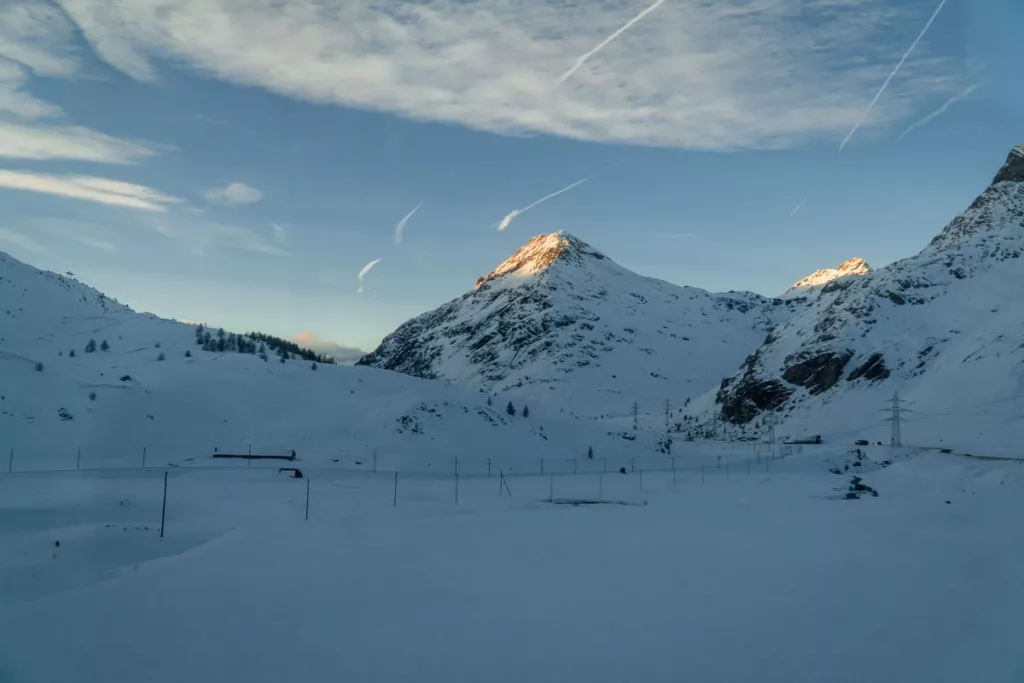Der Zug fährt über den Bernina Pass