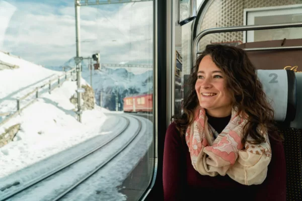 Jess blickt aus dem Fenster des Bernina Express