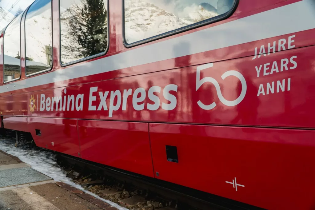 Der Bernina Express fotografiert von der Seite