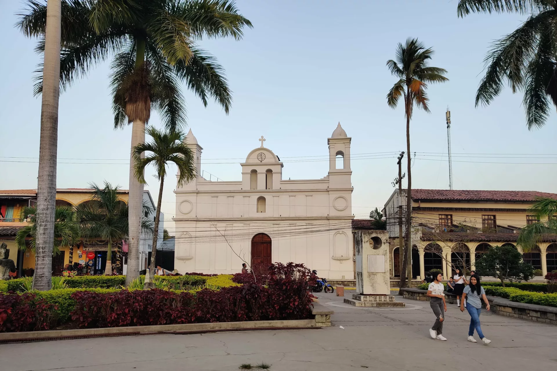 Der Hauptplatz mit Kirche von Copán in Honduras