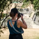 Jess beim Fotografieren der Mayastätte