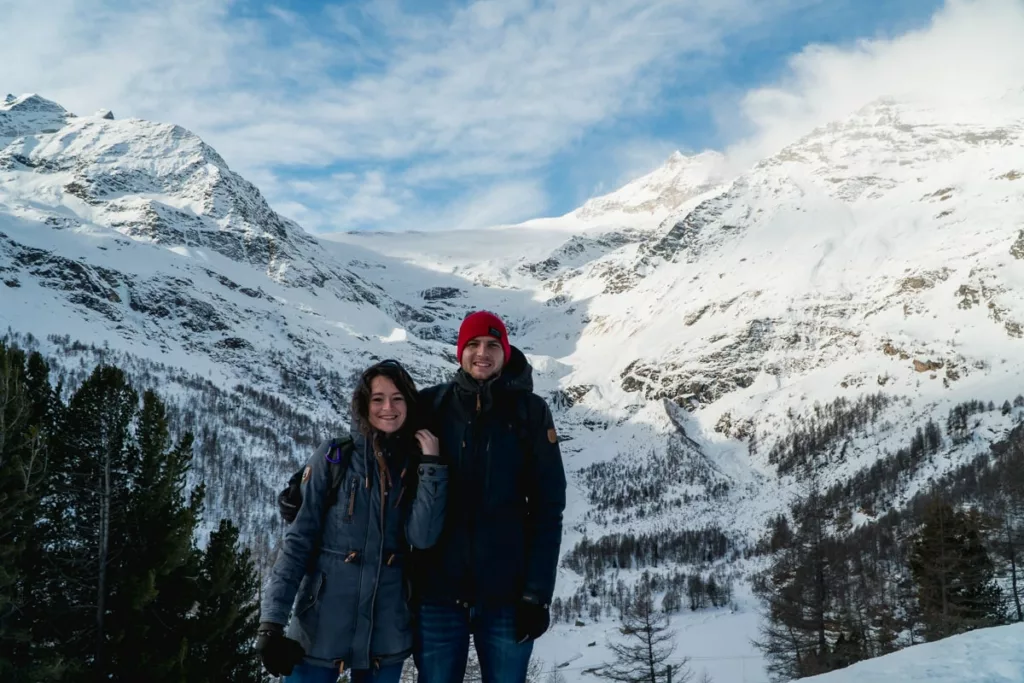 Bild von Jess und Tobi mit Blick auf den Gletscher im Hintergrund