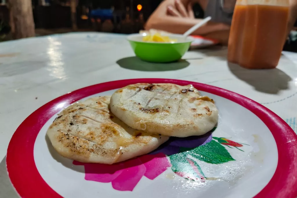 Pupusas sind das Nationalgericht von El Salvador. Sollte man beim Backpacking in El Salvador auf jeden Fall probieren.