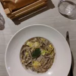 Das Gericht Pizzoccherri angerichtet auf einem Tisch