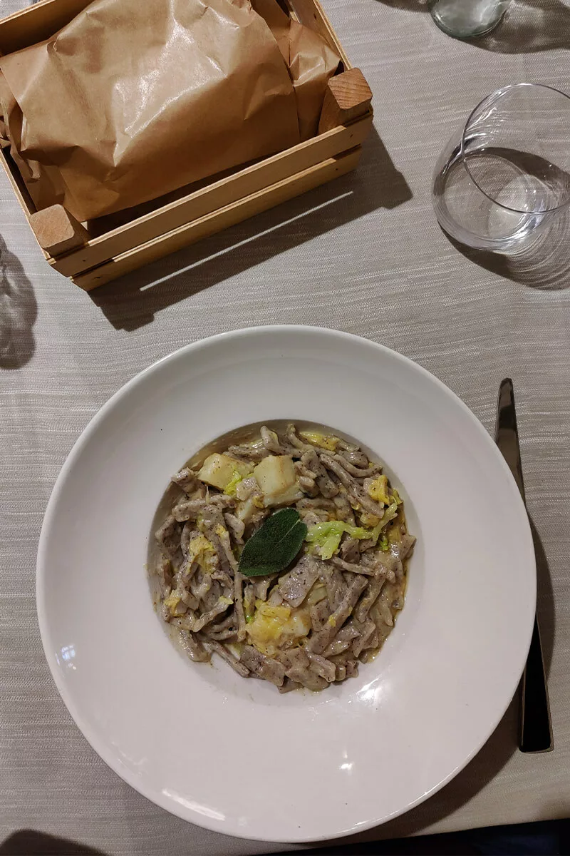 Das Gericht Pizzoccherri angerichtet auf einem Tisch