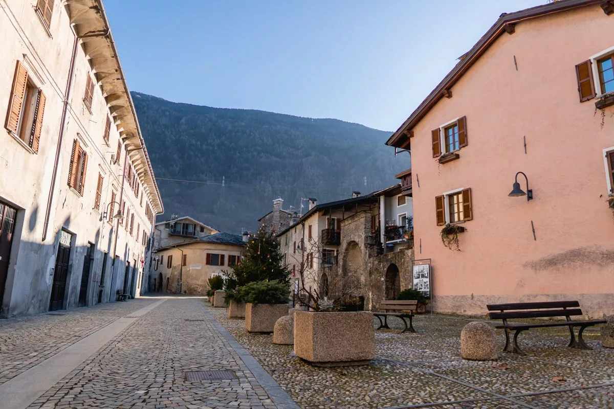 Das kleine Dorf Tirano. Hier endet die Zugfahrt.